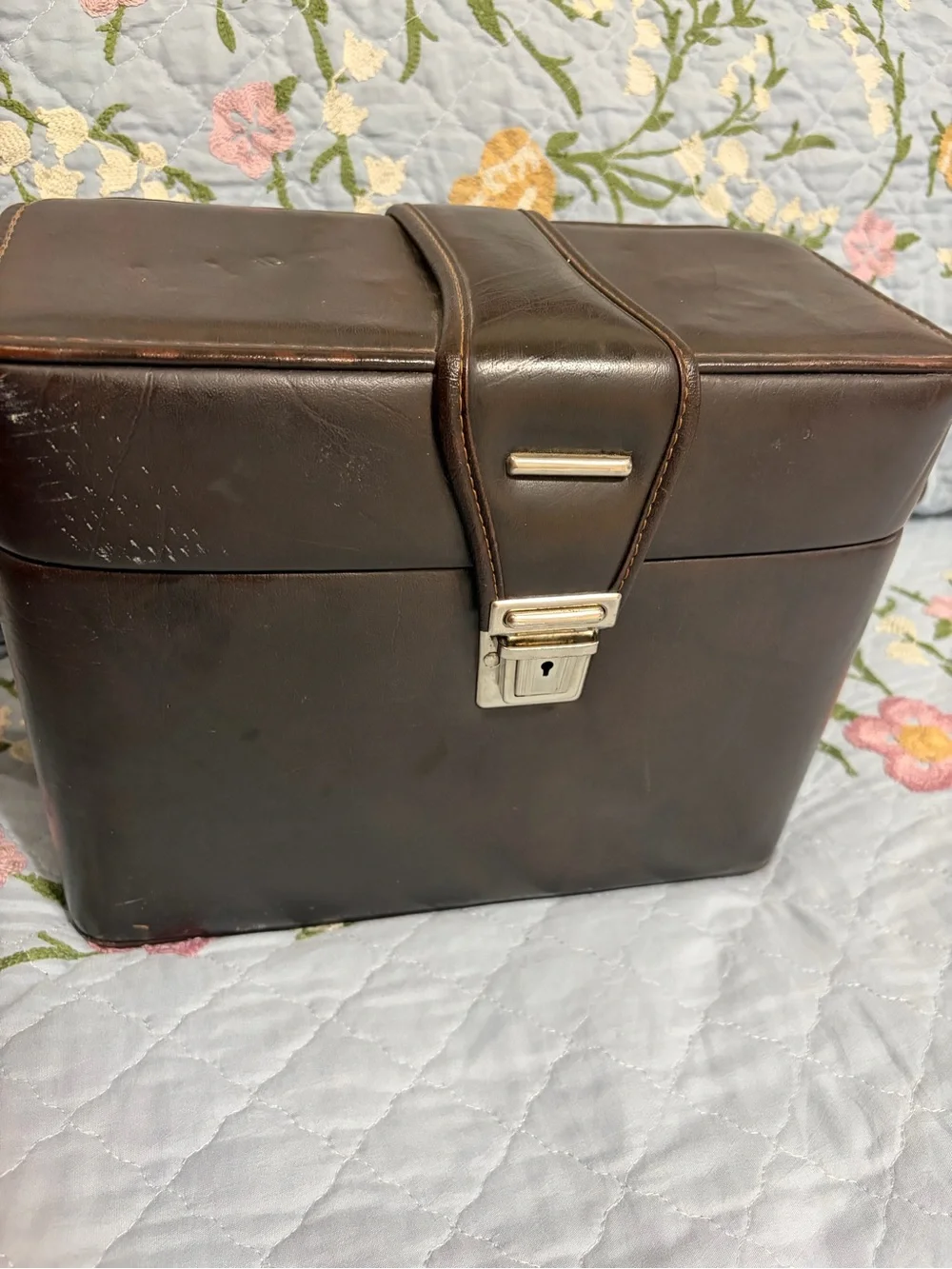 Vintage Carrying Camera Case with Bundle of Camera Accessories PreOwned No Film
